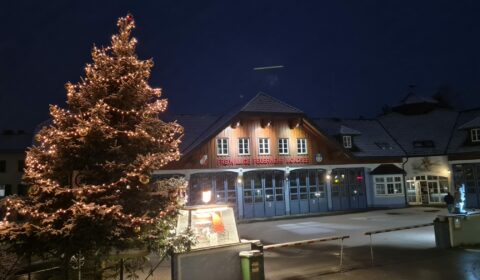 Weihnachtsbaum der Feuerwehr Mondsee. Steht bei der Einfahrt zum Feuerwehr Gelände. Der Baum ist beleuchtet.