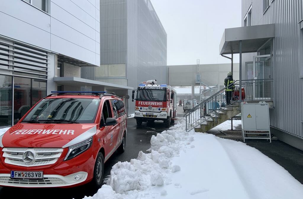 Feuerwehr im Einsatz bei Belüftung nach Kleinbrand.