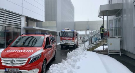 Feuerwehr im Einsatz bei Belüftung nach Kleinbrand.