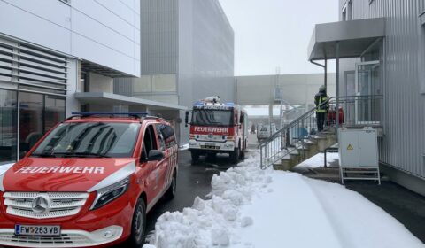 Feuerwehr im Einsatz bei Belüftung nach Kleinbrand.