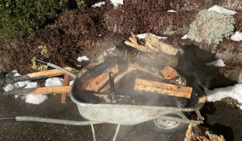 Brandgut in Schubkarre