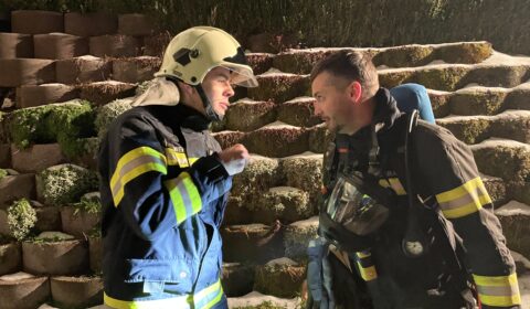 Atemschutzträger und Feuerwehrmann nach dem Einsatz
