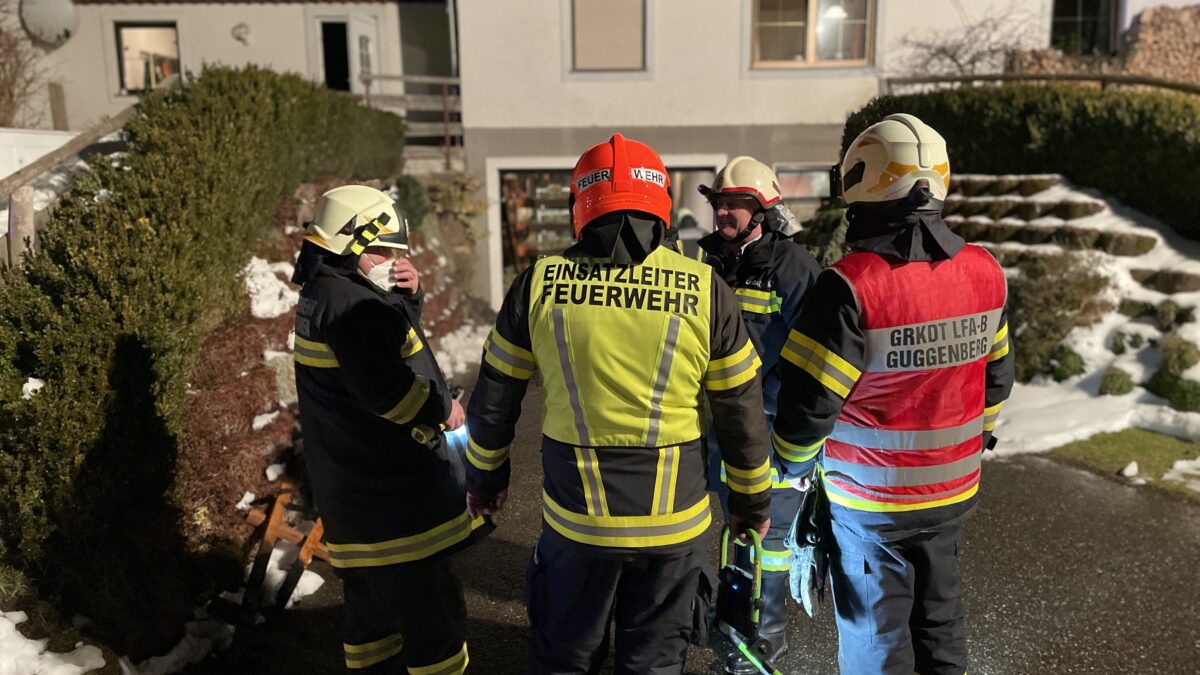 Einsatzleiter bei Besprechung.