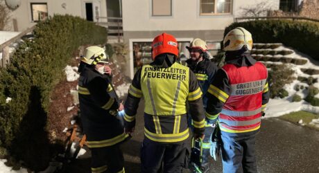 Einsatzleiter bei Besprechung.