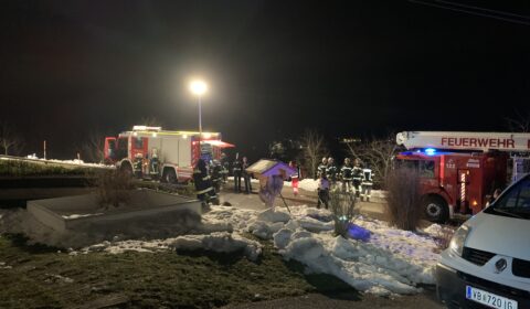 Feuerwehr Fahrzeuge. Tanklöschfahrzeug und Hubrettungsbühne