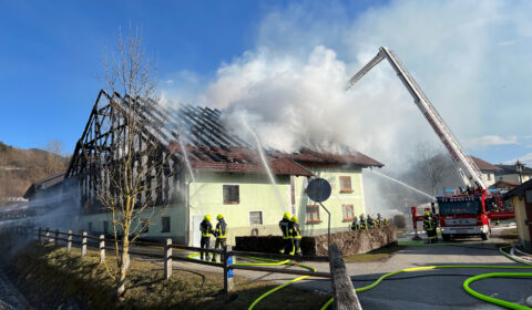 Hubrettungsbühne Mondsee und Mannschaft im Vordergrund bei Vollbrand Löscharbeiten