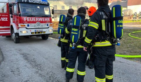 Tanks 2 Mondsee und Atemschutztrupp Mondsee im Vordergrund bei Vollbrand Löscharbeiten