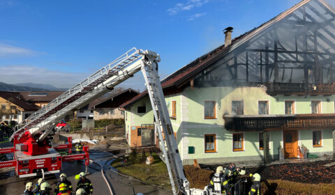 Hubrettungsbühne Mondsee und Mannschaft in Korb im Vordergrund bei Vollbrand Löscharbeiten