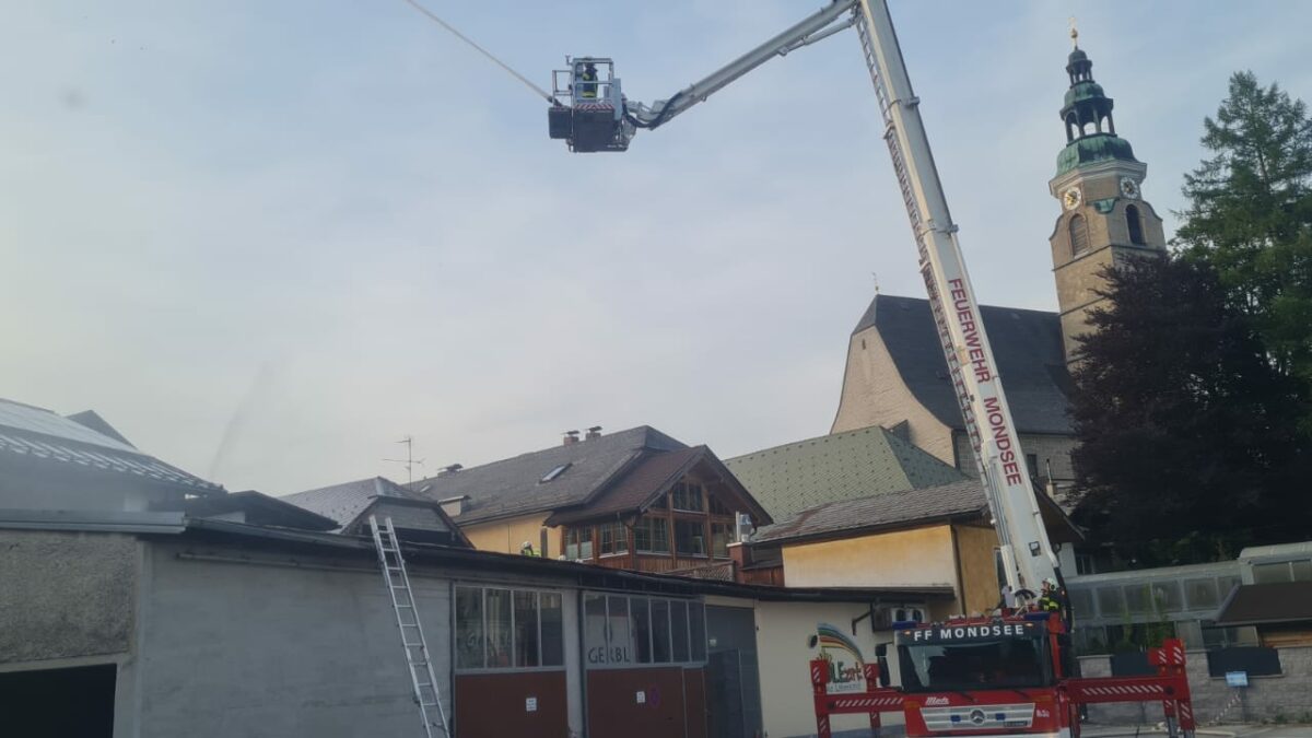 Hubrettungsbühne mit Wasserwerfer im Einsatz