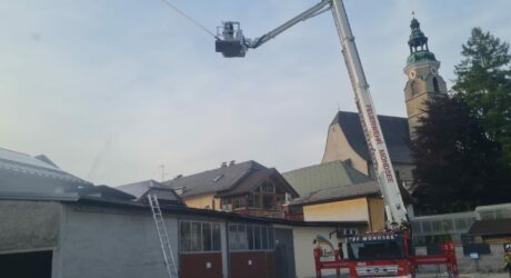 Hubrettungsbühne mit Wasserwerfer im Einsatz