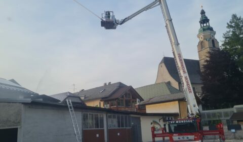 Hubrettungsbühne mit Wasserwerfer im Einsatz