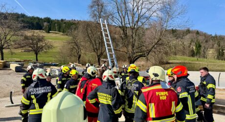 Feuerwehr rettet verunfallten Mann aus im Bau befindlicher Güllegrube in Hof bei Mondsee
