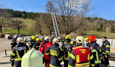 Feuerwehr rettet verunfallten Mann aus im Bau befindlicher Güllegrube in Hof bei Mondsee