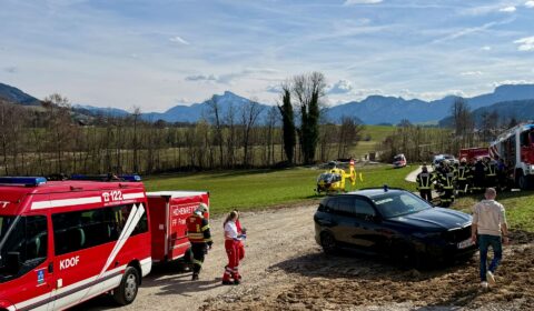 Feuerwehr rettet verunfallten Mann aus im Bau befindlicher Güllegrube in Hof bei Mondsee