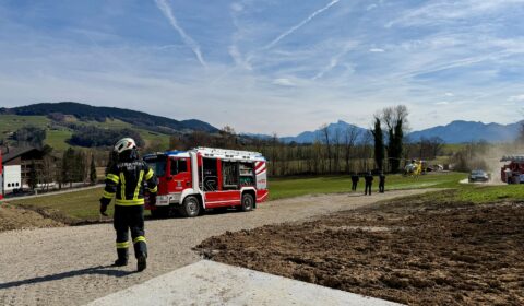 Feuerwehr rettet verunfallten Mann aus im Bau befindlicher Güllegrube in Hof bei Mondsee