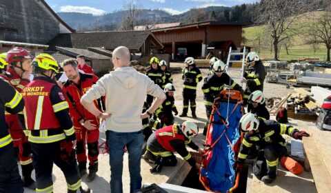Feuerwehr rettet verunfallten Mann aus im Bau befindlicher Güllegrube in Hof bei Mondsee