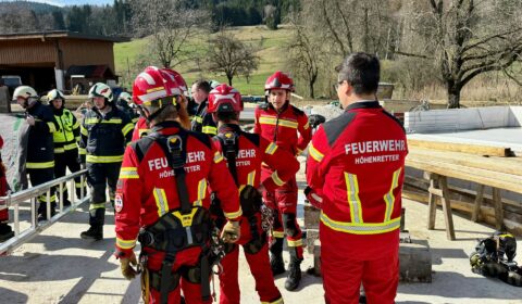 Feuerwehr rettet verunfallten Mann aus im Bau befindlicher Güllegrube in Hof bei Mondsee