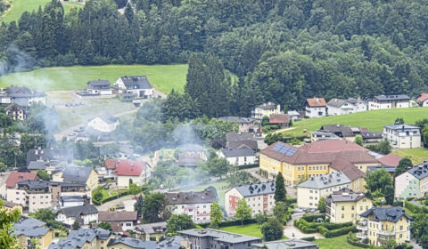 Feuerwehr Mondsee löscht Mistkübelbrand unter einem Unterstand in der Lindenthalerstraße.