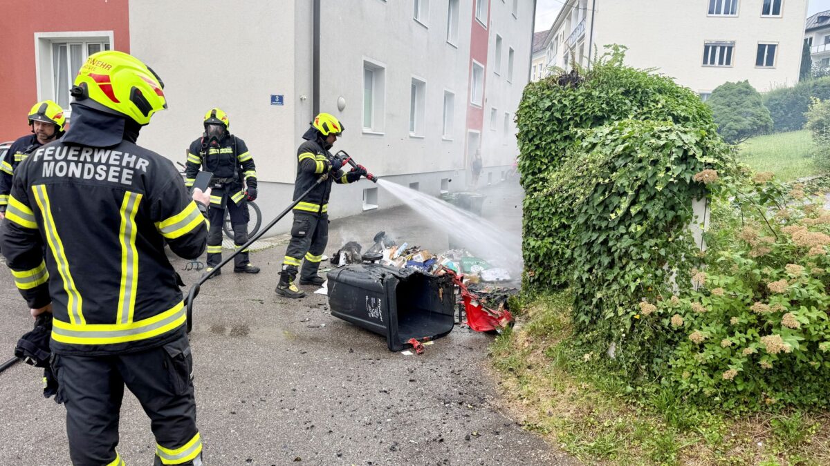 Feuerwehr Mondsee löscht Mistkübelbrand unter einem Unterstand in der Lindenthalerstraße.