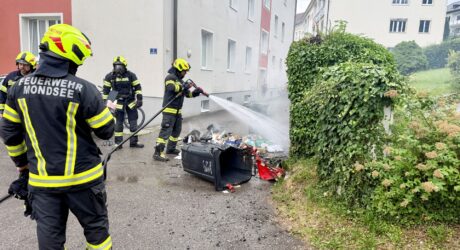 Feuerwehr Mondsee löscht Mistkübelbrand unter einem Unterstand in der Lindenthalerstraße.