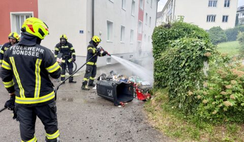 Feuerwehr Mondsee löscht Mistkübelbrand unter einem Unterstand in der Lindenthalerstraße.