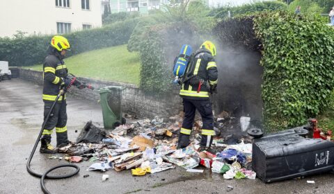 Feuerwehr Mondsee löscht Mistkübelbrand unter einem Unterstand in der Lindenthalerstraße.