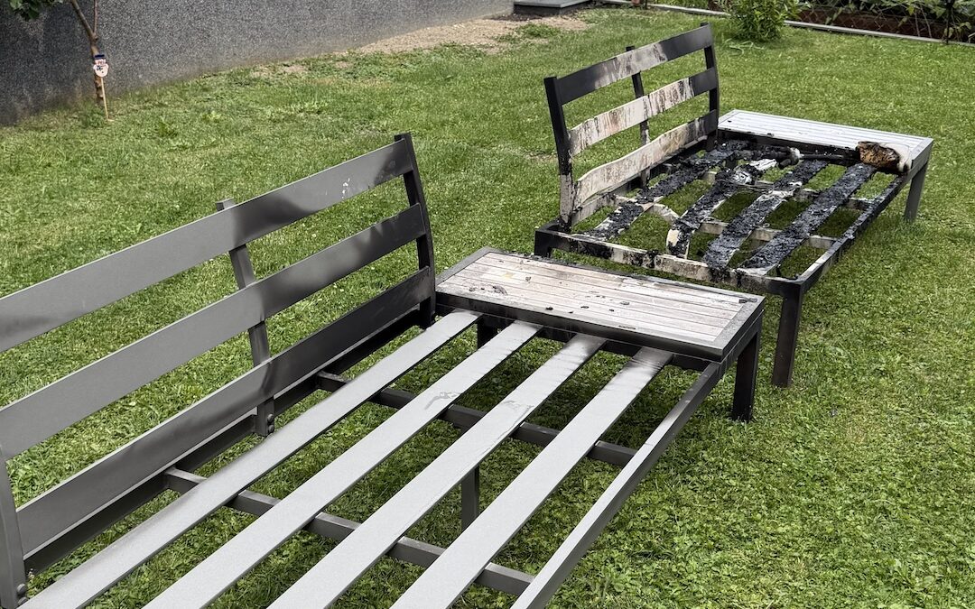 Feuerwehr Mondsee kontrolliert Brandstelle auf Terrasse mit Wärmebildkamera
