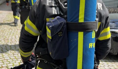 Feuerwehr Mondsee kontrolliert Brandstelle auf Terrasse mit Wärmebildkamera